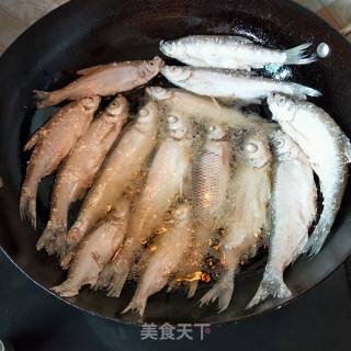 香煎小河鱼的做法步骤：5