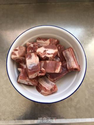 土豆炖排骨的做法步骤：1