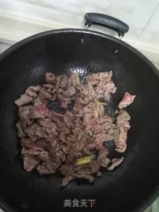 红椒豌豆炒牛肉的做法步骤：4