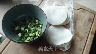剩饺子皮版～～葱油饼的做法步骤：1