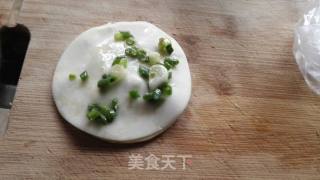 剩饺子皮版～～葱油饼的做法步骤：3