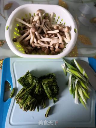 春食香椿鲜～蟹味菇烧香椿的做法步骤：1