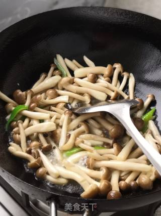 春食香椿鲜～蟹味菇烧香椿的做法步骤：3