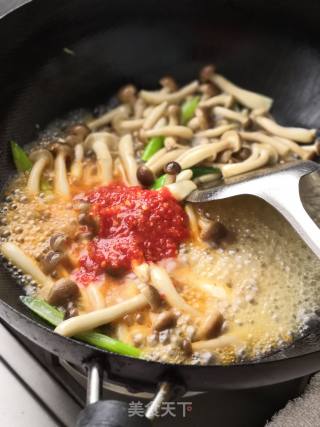 春食香椿鲜～蟹味菇烧香椿的做法步骤：4
