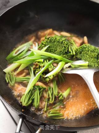 春食香椿鲜～蟹味菇烧香椿的做法步骤：5