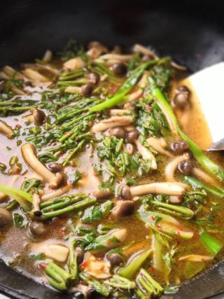 春食香椿鲜～蟹味菇烧香椿的做法步骤：6