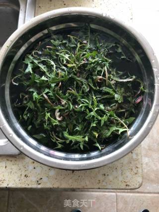 蒲公英鸡蛋薄饼的做法步骤：1