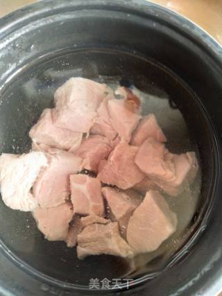 红烧牛肉炖土豆的做法步骤：1