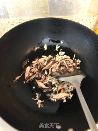 小炒圆白菜香菇的做法步骤：4
