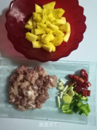 菠萝咕噜肉的做法步骤：1