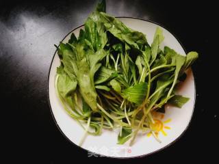 焯拌虫草花马兰头的做法步骤：1