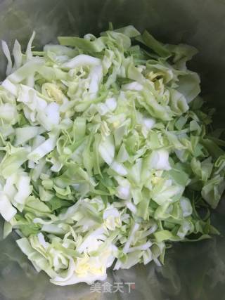 酥梨包菜汁的做法步骤：3