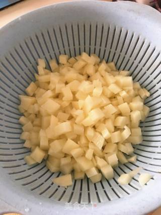 土豆肉丁炸酱面的做法步骤：1
