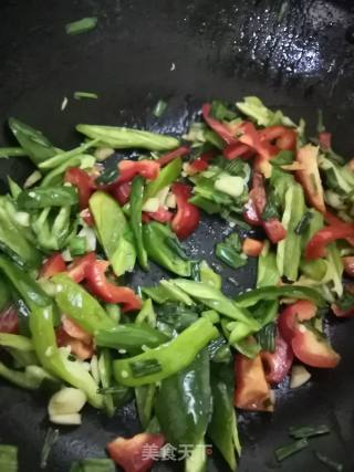 爆炒油炸五花肉的做法步骤：2
