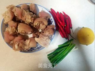小米椒猪蹄的做法步骤：1