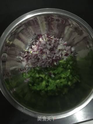 青椒猪肉馅饼的做法步骤：1