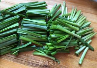 韭菜炒章鱼腿的做法步骤：2