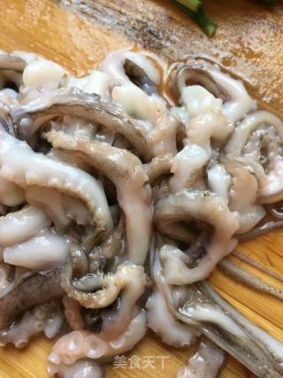 韭菜炒章鱼腿的做法步骤：3
