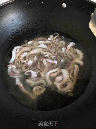 韭菜炒章鱼腿的做法步骤：4