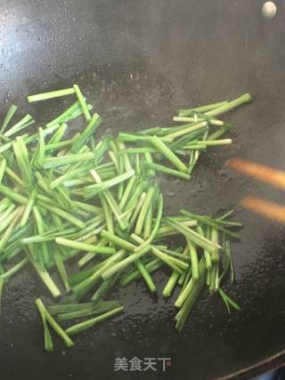 韭菜炒章鱼腿的做法步骤：9