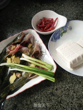 黄甲鱼烧豆腐的做法步骤：1