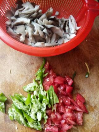 平菇炒肉的做法步骤：3