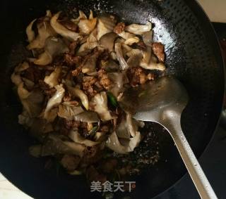 平菇炒肉的做法步骤：7