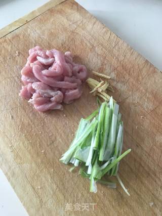 榨菜肉丝面的做法步骤：1