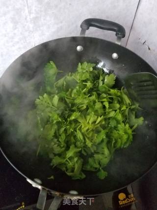 “快手小炒菜”鸡蛋炒芹菜叶的做法步骤：5