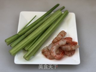 西芹炒虾仁的做法步骤：1