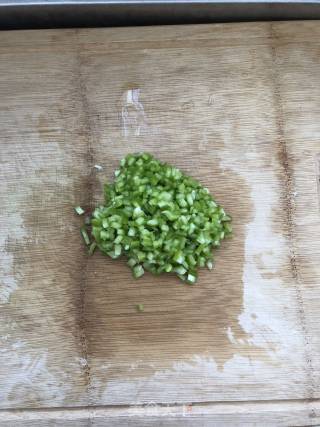 尖椒虾皮鸡蛋饼的做法步骤：2