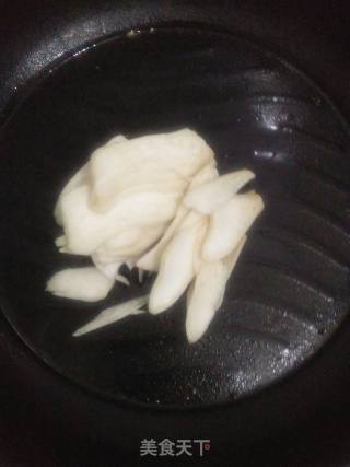 腊肠炒鸡腿菇的做法步骤：4