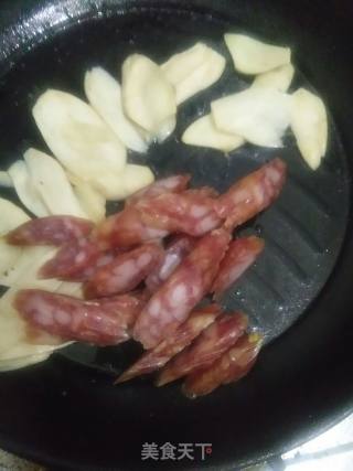 腊肠炒鸡腿菇的做法步骤：5