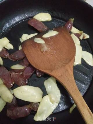 腊肠炒鸡腿菇的做法步骤：6