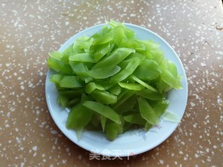 青笋炒蛋的做法步骤：1