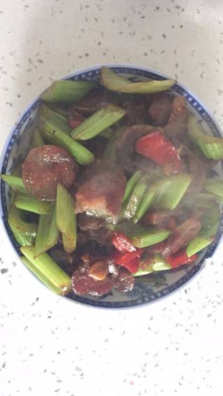 西芹爆炒腊肠的做法步骤：5