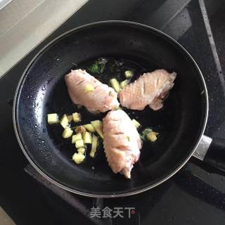 煎鸡翅的做法步骤：1