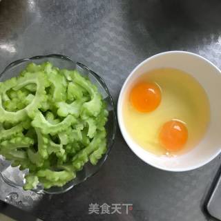 苦瓜炒鸡蛋的做法步骤：1