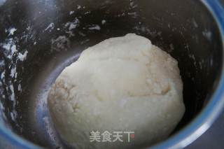 烫面香椿鸭蛋馅煎饺的做法步骤：1