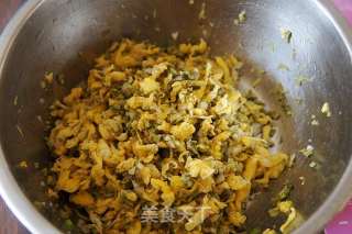烫面香椿鸭蛋馅煎饺的做法步骤：4