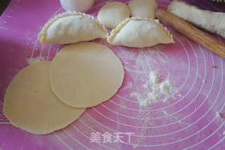 烫面香椿鸭蛋馅煎饺的做法步骤：5