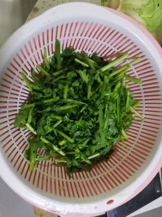 酱炒茼蒿的做法步骤：1