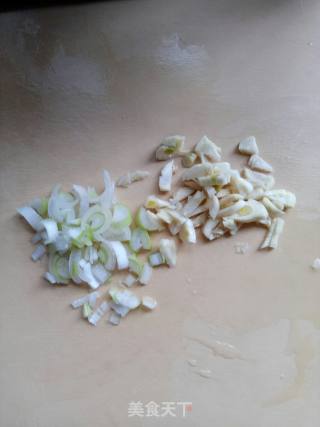 炝拌菠菜的做法步骤：1