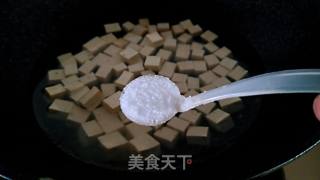 香椿芽拌豆腐的做法步骤：3