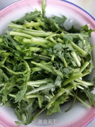 清炒茼蒿的做法步骤：1