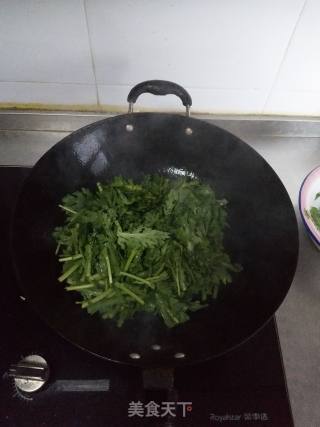 清炒茼蒿的做法步骤：3