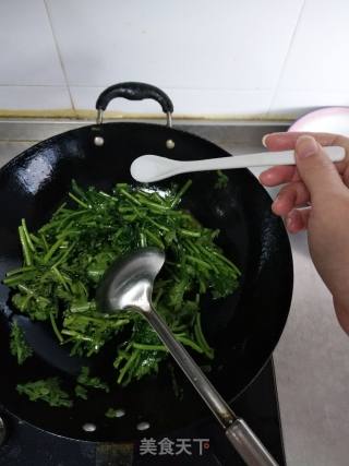 清炒茼蒿的做法步骤：4