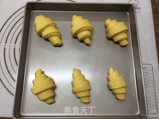 胡萝卜牛角包的做法步骤：16