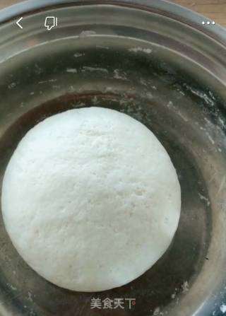 葱花油饼的做法步骤：2