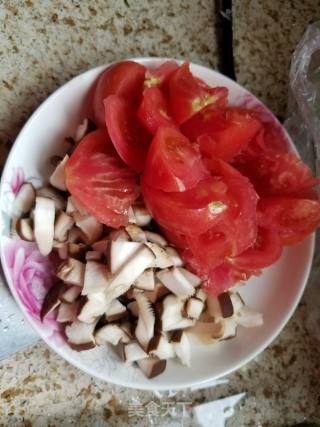 茄汁鸡蛋香菇捞面的做法步骤：1